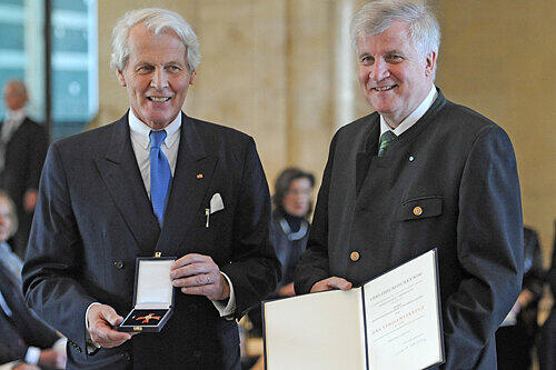 Stolzer Träger des Verdienstkreuzes 1. Klasse: Anton Wolfgang Graf von Faber-Castell (li.) mit Ministerpräsident Horst Seehofer.