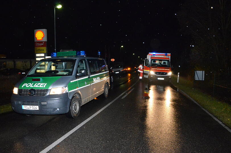 Ein Rentner-Ehepaar ist in Mühldorf am Inn von einem Pkw erfasst und getötet worden. Die Bilder von der Unfallstelle.