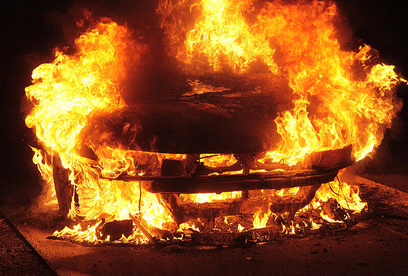 Brand auf der A94 Höhe Ampfing: Der Motor eines Auto hatte Feuer gefangen. Als die Feuerwehr eintraf, stand der Wagen bereits im Vollbrand. Die Bilder vom Feuerwehreinsatz.