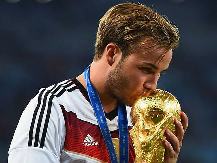 Ein freches Grinsen auf den Lippen und ordentlich Kraft im Bein: Mario Götze