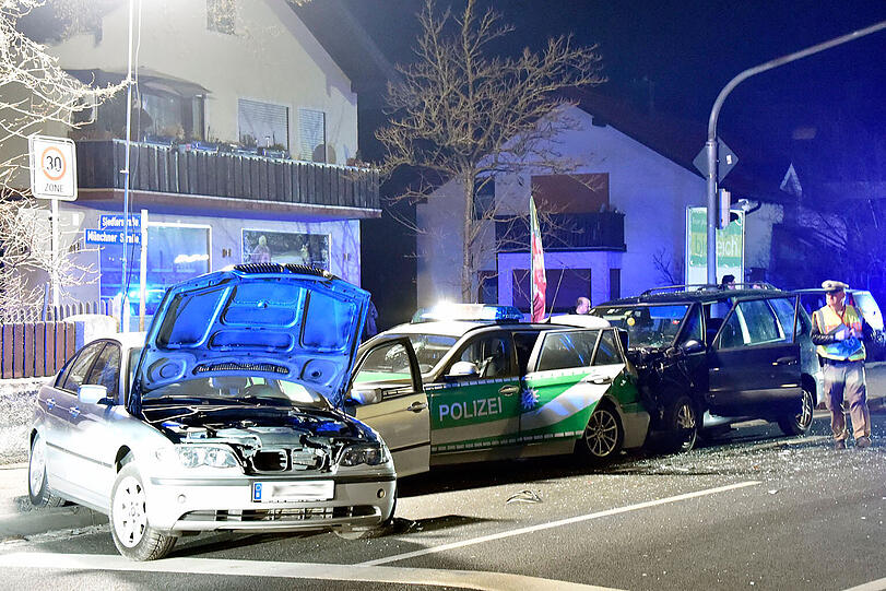 Die B 304 musste nach dem schweren Unfall für mehrere Stunden gesperrt werden - die Bilder vom Einsatz.