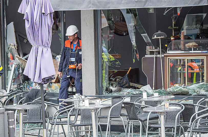 Die Bilder zeigen die völlig zerstörte Glasfront des Frankfurter Cafés.