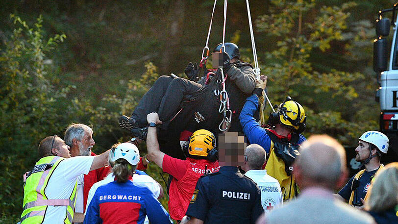 Stundenlang hing der 60-Jährige im Baum fest, eher er gerettet werden konnte.