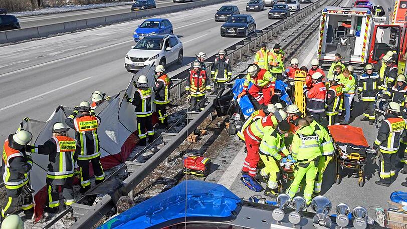 Zwei Personen wurden bei dem Unfall auf der A8 schwer verletzt. Etliche Gaffer auf der Gegenfahrbahn machten sogar Fotos vom Unfallort.