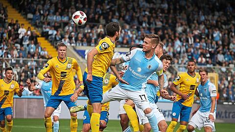 Schon im Vorjahr ein hitziger Kampf: Die Löwen mit Daniel Wein (M.) gegen Braunschweig.