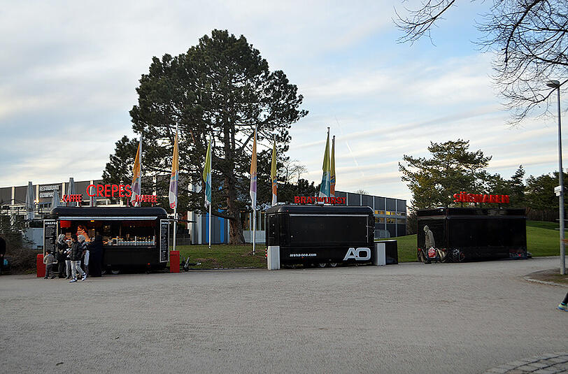 Das luftige Zeltdach und die banale Bratwurst: Impressionen aus dem Olympiapark.