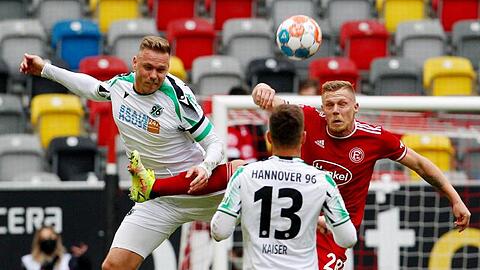 In der Schlussphase kam Hannover 96 (weiße Trikots) bei Fortuna Düsseldorf noch zu einem Punkt.