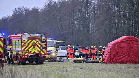 Rettungskräfte arbeiten am Unfallort nach der Kollision eines Schnellzuges mit einem Personenzug auf der Strecke zwischen den Orten Zliv und Divcice bei Ceske Budejovice (Budweis).