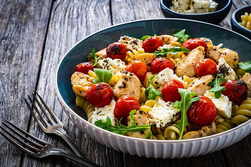 Wenn der Alltag hektisch ist, sind einfache Rezepte mit wenigen Zutaten gefragt. One-Pot-Gerichte sparen Zeit beim Kochen und Abwasch, denn alles gart in nur einem Topf. Auf TikTok sind diese schnellen Wohlfühlgerichte gerade sehr beliebt. Wir stellen die angesagtesten One-Pot-Trends vor. Wenn der Alltag hektisch ist, sind einfache Rezepte mit wenigen Zutaten gefragt. One-Pot-Gerichte sparen Zeit beim Kochen und Abwasch, denn alles gart in nur einem Topf. Auf TikTok sind diese schnellen Wohlfühlgerichte gerade sehr beliebt. Wir stellen die angesagtesten One-Pot-Trends vor.