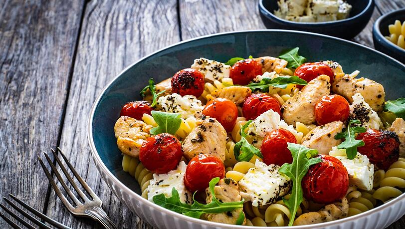 Wenn der Alltag hektisch ist, sind einfache Rezepte mit wenigen Zutaten gefragt. One-Pot-Gerichte sparen Zeit beim Kochen und Abwasch, denn alles gart in nur einem Topf. Auf TikTok sind diese schnellen Wohlf&uuml;hlgerichte gerade sehr beliebt. Wir stellen die angesagtesten One-Pot-Trends vor.