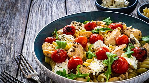 Wenn der Alltag hektisch ist, sind einfache Rezepte mit wenigen Zutaten gefragt. One-Pot-Gerichte sparen Zeit beim Kochen und Abwasch, denn alles gart in nur einem Topf. Auf TikTok sind diese schnellen Wohlf&uuml;hlgerichte gerade sehr beliebt. Wir stellen die angesagtesten One-Pot-Trends vor.