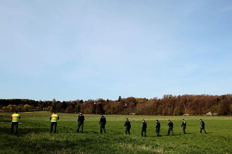 Rund 300 Polizisten suchen entlang der Wegstrecke von Krailling nach Peißenberg alles ab.