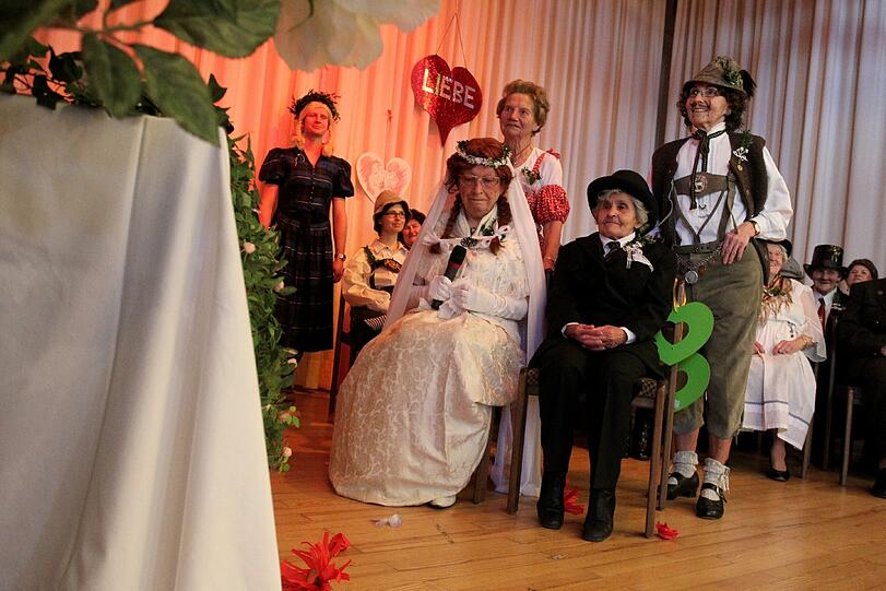 Rückkehr zum Bewährten: Eine lange Tradition haben die sogenannte Faschingshochzeiten, die derzeit wieder in vielen Orten stattfinden.