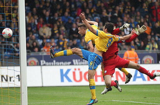 Die umstrittene Führung für Braunschweig. Ermin Bicakcic trifft in der 21. Minute zum 1:0 gegen Bochum. Dabei wird Torwart Nöthe angegangen. Doch der Schiedsrichter gibt das Tor.
