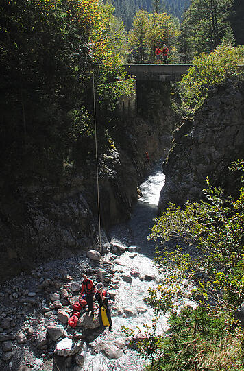Ein Mountainbiker aus Bayern ist am Achensee von einer Brücke gestürzt und ums Leben gekommen. Die Bilder von der Unfallstelle.