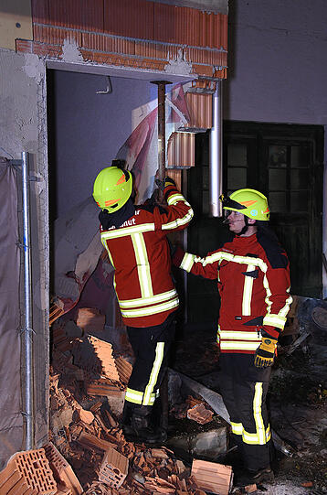 Die verletzte Fahrerin wurde mit Hilfe eines hydraulischen Rettungsgerätes aus dem Wrack befreit und kam ins Krankenhaus.