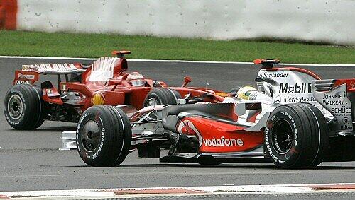 Der erste von vielen Drehern: Kimi Räikkönen (h.) zieht an Lewis Hamilton vorbei, der die Kontrolle über seinen Wagen verloren hat. Der erste von vielen Drehern: Kimi Räikkönen (h.) zieht an Lewis Hamilton vorbei, der die Kontrolle über seinen Wagen verloren hat.