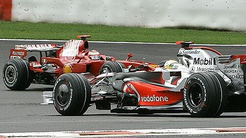 Der erste von vielen Drehern: Kimi Räikkönen (h.) zieht an Lewis Hamilton vorbei, der die Kontrolle über seinen Wagen verloren hat.