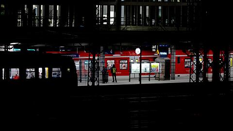 Fahrgäste stehen auf einem Bahnsteig an der S-Bahn Haltestelle Donnersbergerbrücke.