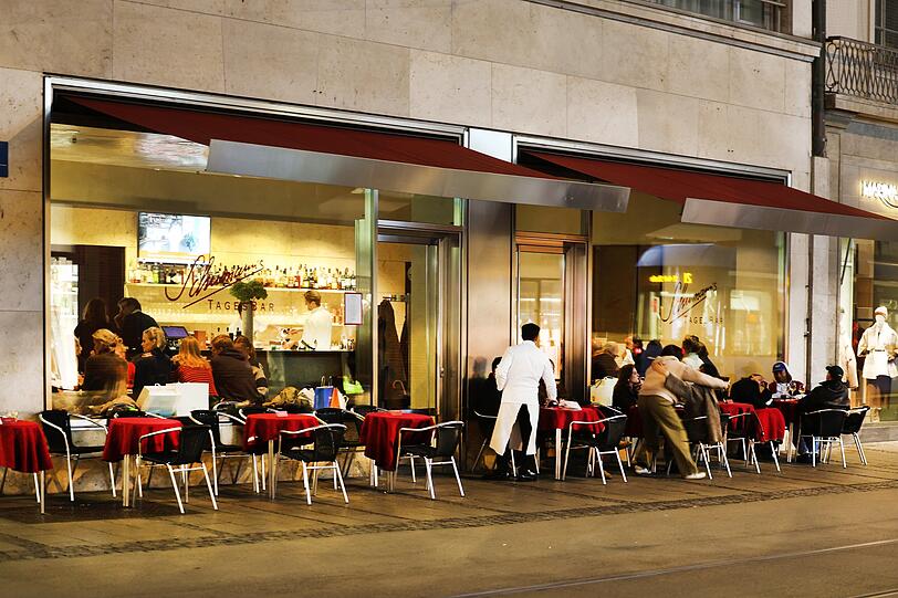 Vor der Schumann’s Tagesbar: Draußen sitzen die Hartgesottenen. Vor der Schumann’s Tagesbar: Draußen sitzen die Hartgesottenen.