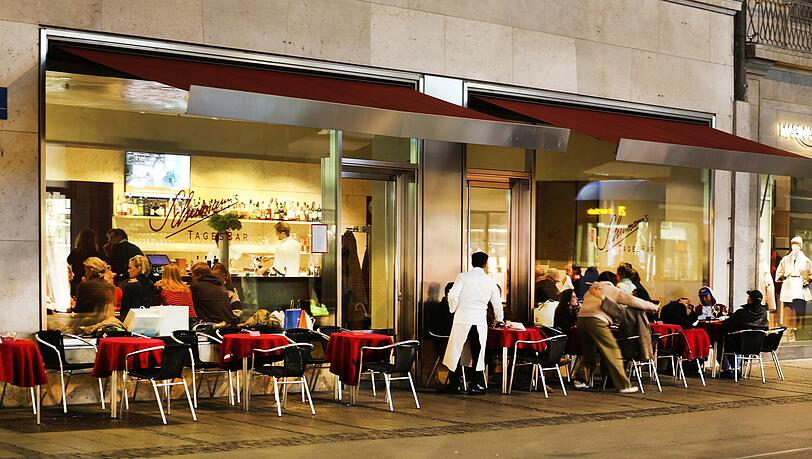 Vor der Schumann’s Tagesbar: Draußen sitzen die Hartgesottenen.