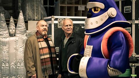 "Tatort: Showtime": Freddy Schenk (Dietmar B&auml;r, l.) und Max Ballauf (Klaus J. Behrendt) suchen auf dem Studiogel&auml;nde nach dem Set der Kindershow "Sachen und Lachen".
