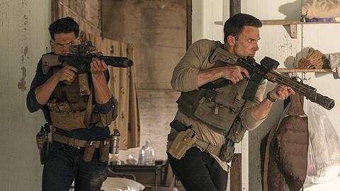 "The Accountant 2": Christian Wolff (Ben Affleck, l.) und sein Bruder Brax (Jon Bernthal).