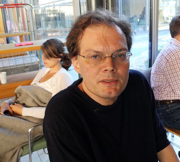 Martin Matusik,46, Bibliotheksbeschäftigter:" Ich war erstaunt über die unkonventionelle Art, mit der uns hier geholfen wurde und über die Disziplin der Leute.Wir sind hier sehr komfortabel untergebracht und bekommen alles, was wir brauchen,denn als die Feuerwehr gegen 23.00 Uhr bei mir läutete, hatte ich keine Zeit, irgendetwas einzupacken. Je länger sich die entschärfung der Bombe hinzieht, desto nervöser werde ich und kann nur hoffen, dass alles gut ausgehen wird."