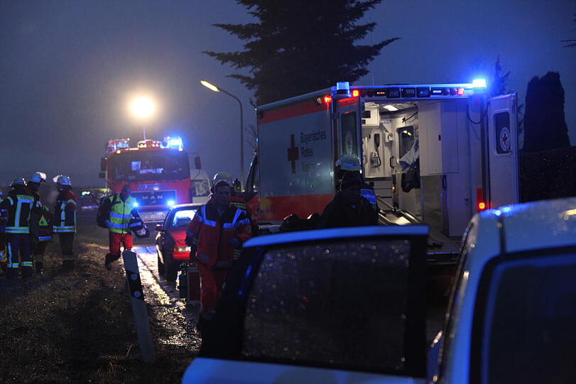 In Forstinning wurde eine Frau angefahren und schwer verletzt - Bilder von der Unfallstelle