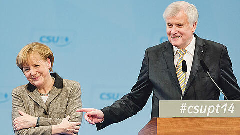 Nach Schwächeanfall (sie) und Erkältung (er) wieder fit fürs Parteitagspodium: Angela Merkel (CDU) und Horst Seehofer (CSU).
