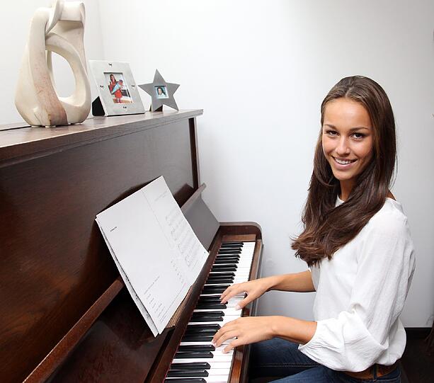 Die schöne Giulia Schmitt wollte ursprünglich Ballett-Tänzerin werden. Jetzt versucht sie ihr Glück mit einer Karriere als Model. Wird sie die Schönste Müncherin werden?