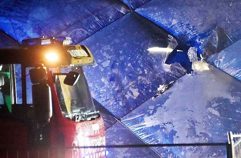 Am Dienstagabend beschädigte der Sturm eine Traglufthalle in Taufkirchen. In der Einrichtung sind aktuell über 220 Asylbewerber untergebracht.