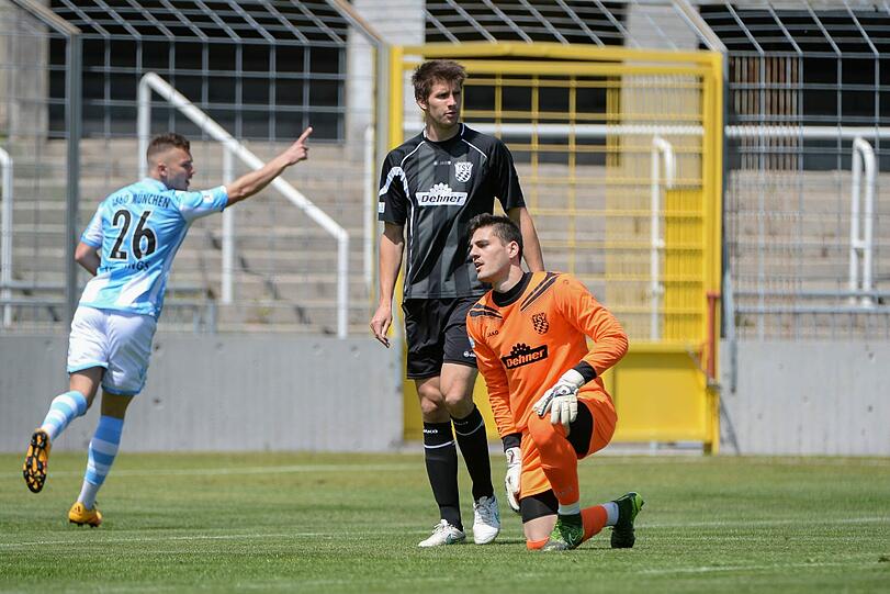 Junglöwe Simon Seferings jubelt über sein Tor zum 1:0.
