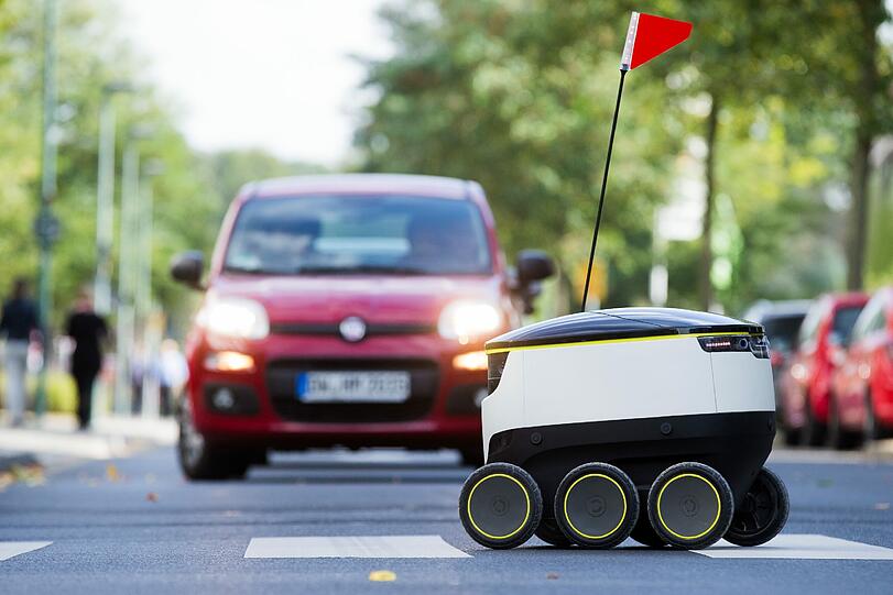 Ein Lieferroboter im Einsatz. Foto: Rolf Vennenbernd/Illustration