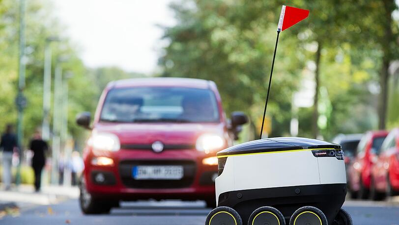 Ein Lieferroboter im Einsatz. Foto: Rolf Vennenbernd/Illustration Ein Lieferroboter im Einsatz. Foto: Rolf Vennenbernd/Illustration