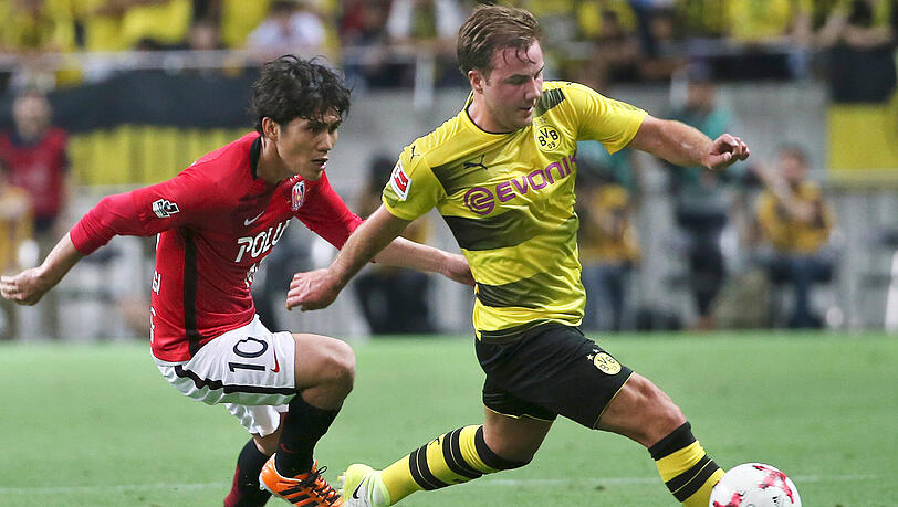 Mario Götze (r) im Duell mit Yosuke Kashiwagi von den Urawa Reds. Mario Götze (r) im Duell mit Yosuke Kashiwagi von den Urawa Reds.