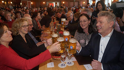 Ein Prosit auf die SPD: Links am Tisch sitzen Malu Dreyer, Natascha Kohnen und Hans-Jochen Vogel, rechts stoßen Dieter Reiter und Claudia Tausend an.