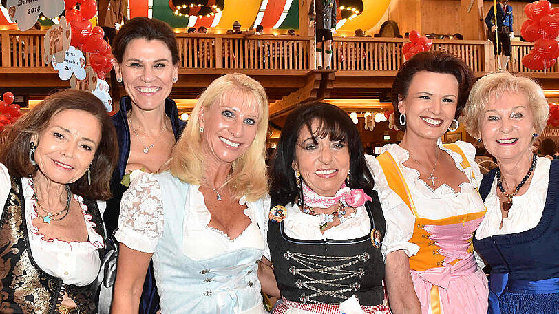 Fröhliche Frauenpower: Regine Sixt (4. von links), Unternehmerin Ann-Kathrin Bauknecht, Kunstministerin Marion Kiechle, Bayerns First Lady Karin Baumüller-Söder, Schalke-Präsidenten-Frau Margit Tönnies und Ex-First-Lady Karin Stoiber im Schützenfestzelt.