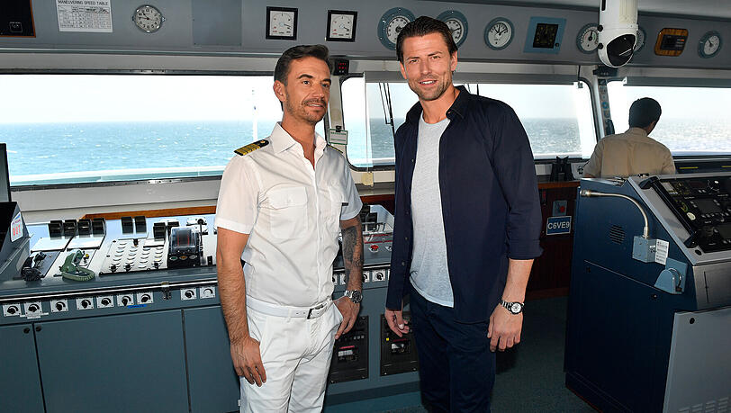 Prominenter Besuch auf dem Traumschiff: der ehemalige Nationaltorwart Roman Weidenfeller (r.) besucht Kapitän Max Parger (Florian Silbereisen, l.) auf der Brücke des Traumschiffs.