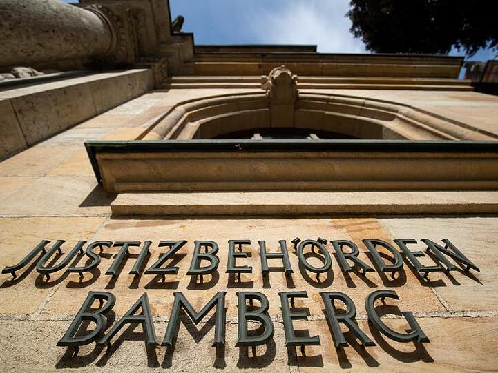 "Justizbehörden Bamberg" steht an der Außenfassade am Landgericht Bamberg. Foto: Daniel Karmann/dpa/Archivbild