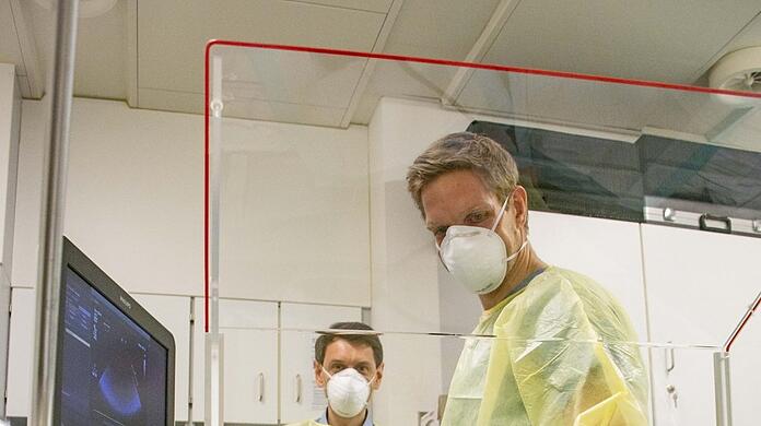 Durch ein Schutzschild untersucht ein Arzt im Städtischen Klinikum eine Patientin - auch das eine Corona-Vorsichtsmaßnahme.