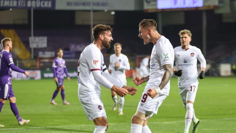 Nürnbergs Torschütze Manuel Schäffler (r) feiert seinen Treffer zur 1:0-Führung mit Enrico Valentini.