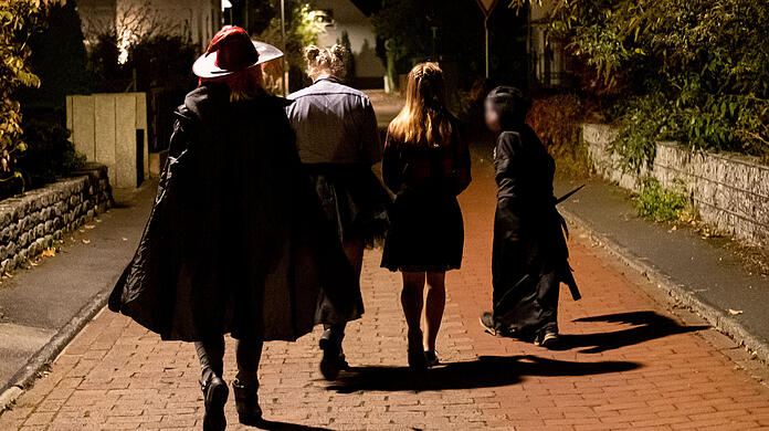 An Halloween werden von verkleideten Gruselgestalten gerne Streiche gespielt. Die Polizei München mahnt mit einem kreativen Tweet vorab zur Vorsicht. (Symbolbild)