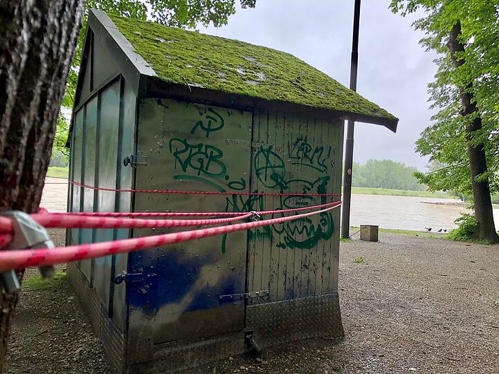 Der Kiosk am Flaucher wurde mit Seilen gesichert.
