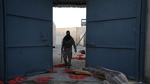 Leere Zellen und zur&uuml;ckgelassene H&auml;ftlingskleidung im al-Schaddadi-Gef&auml;ngnis Anfang der Woche.