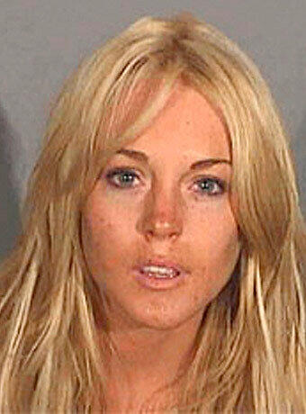 Schon 2007 wurde Lindsay Lohan wegen Alkohol und Drogen am Steuer zu einem Tag hinter Gittern verurteilt. Ganze zwei Wochen im Knast verbrachte sie in diesem Jahr.
