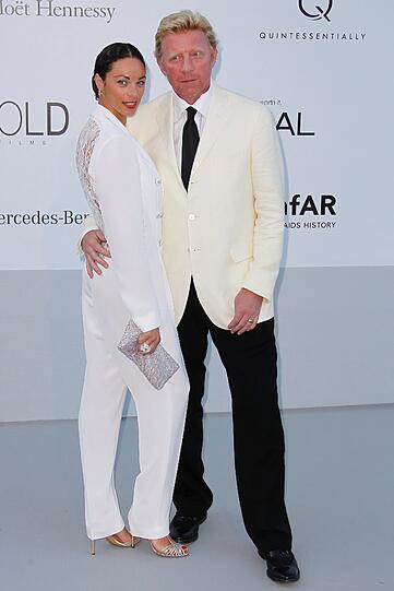 Ganz im sommerlichen Weiß kamen Boris Becker und seine Lily.