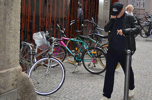 . . .  &ndash; erneut mit Handy am Ohr.