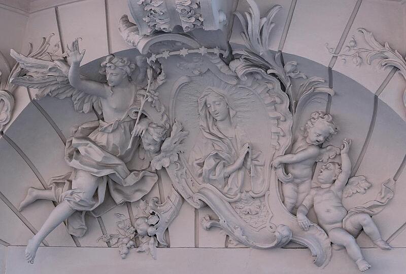 Besonders prachtvoll ist diese Engels-Dekoration: Sie prangt über dem Eingang zum Palais Holnstein, das auch Erzbischöfliches Palais gennant wird, weil hier der Dienstsitz des Erzbischofs von München und Freising ist.