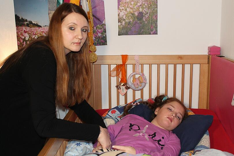 Gina R. steht am Bett ihrer Tochter Angelina. Das Mädchen ist neun Jahre alt &ndash; und ein Pflegefall.